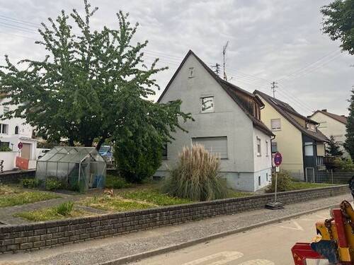 Titelbild - Omas Häuschen im Dornröschenschlaf - wer weckt es?