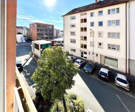 15_Wohnzimmer_Blick_durch_Türfenster.jpg - 