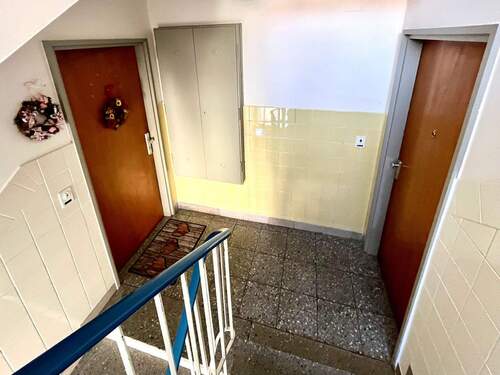 26_Treppenhaus_Blick_vom_dritten_Stock_rechts_Wohnung.jpg - 