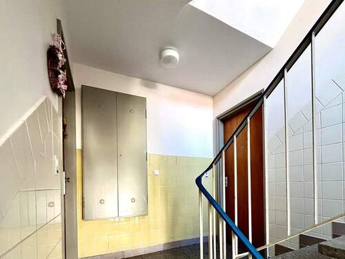 27_Treppenhaus_Blick_zur_Wohnungstür.jpg - 
