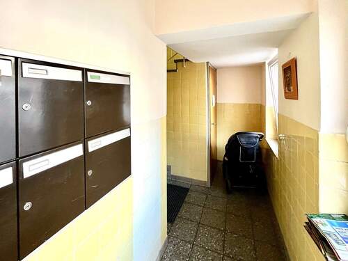 4_Gang_zum_Treppenhaus.jpg - Etagenwohnung mit 73,20 m² in Nürnberg zum Kaufen