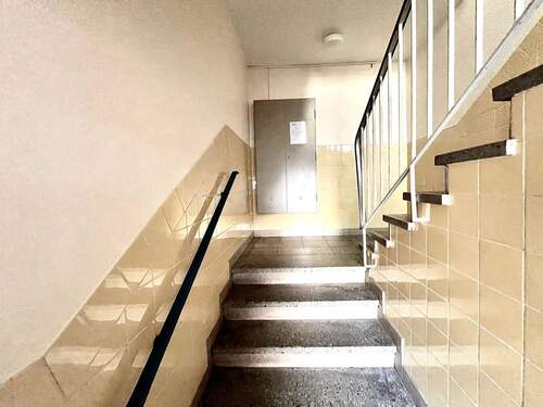 05_Treppenhaus_zum_ersten_Stock.jpg - 