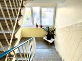 06_Treppenhaus_Blick_vom_ersten_Stock.jpg - 