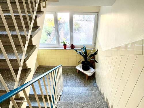 06_Treppenhaus_Blick_vom_ersten_Stock.jpg - 