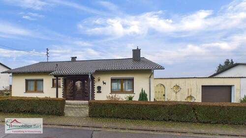 Frontansicht - MERZIG-SCHWEMLINGEN: EBENERDIGES WOHNEN 2 SZ GARTEN GARAGE!