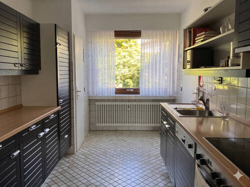Küche mit Blick Richtung Hauseingang - 