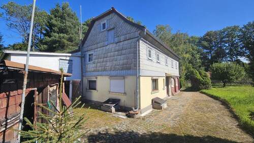 Seiten- und Frontansicht - 8 Zimmer Einfamilienhaus zum Kaufen in Niedercunnersdorf