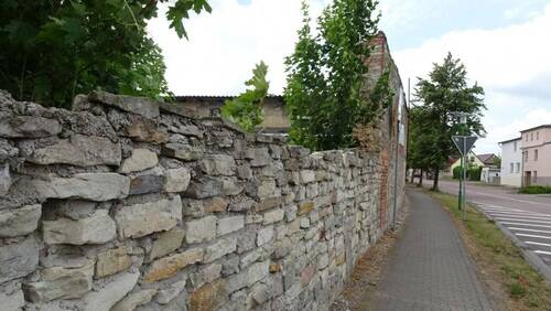 Mauer als Grundstücksbegrenzung - 