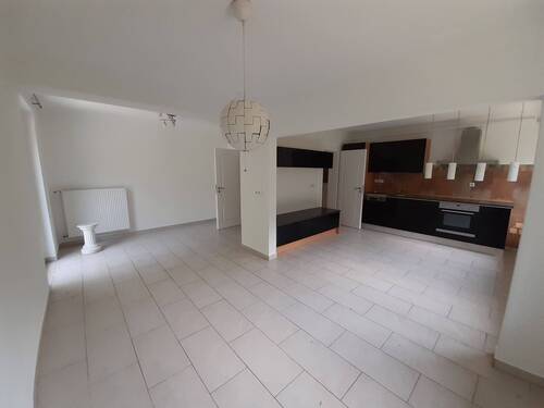 Offener Wohnbereich mit Einbauküche - 