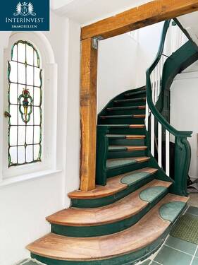 Hausflur und Treppenaufgang - 