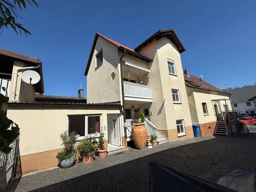 Ansicht vom Hof - **Zwei-Familien-Wohnhaus mit Einliegerwohnung und Scheune in Ortslage**