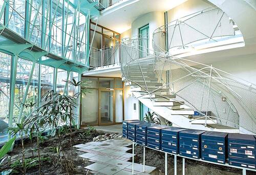 Treppenhaus - 2 Zimmer Etagenwohnung in Berlin