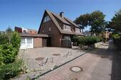 Außenansicht & Stellplätze - Westerland: Einzelhaus mit 5 Appartements, Garage und 3 Parkplätzen