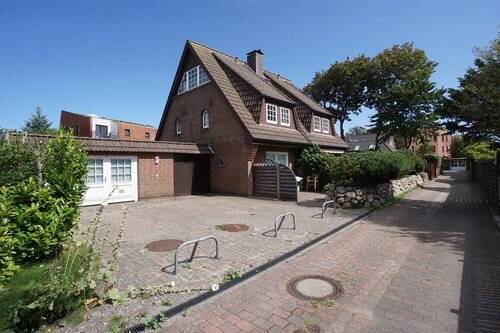 Außenansicht & Stellplätze - Westerland: Einzelhaus mit 5 Appartements, Garage und 3 Parkplätzen