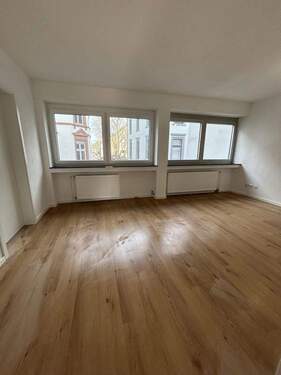 Wohnzimmer - Exklusives Wohnen in der Trierer Innenstadt - kernsanierte 3-Zimmer-Wohnung mit Balkon & Stellplatz