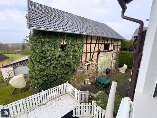 Blick auf die Scheune. Dacheindeckung neuwertig - 7 Zimmer Bauernhaus, Landhaus in Runkel