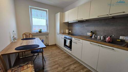 Einbauküche mit Sitzmgl. - Modernes Wohnen mit Weitblick - kernsanierte 2 Zimmer-Wohnung mit EBK und Balkon