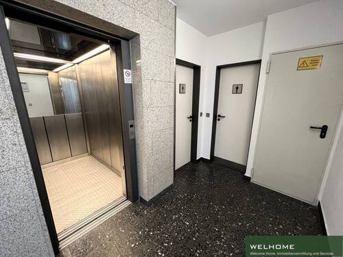 Aufzug und Toiletten - 