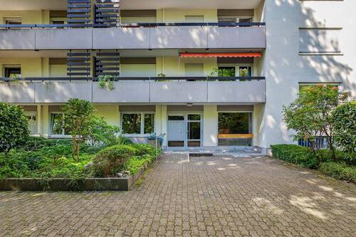 Hausansicht und Eingang - 