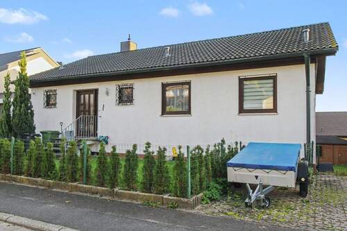 Vorderseite - 6 Zimmer Einfamilienhaus zum Kaufen in Adelsdorf