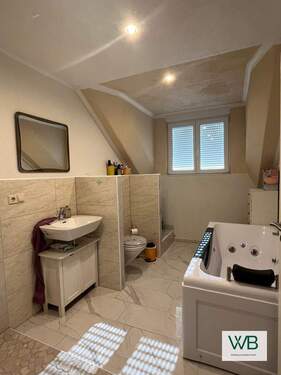 Badezimmer Einliegerwohnung links - Energieeffizientes hochwertiges 3-Familienhaus in Neudorf-Platendorf