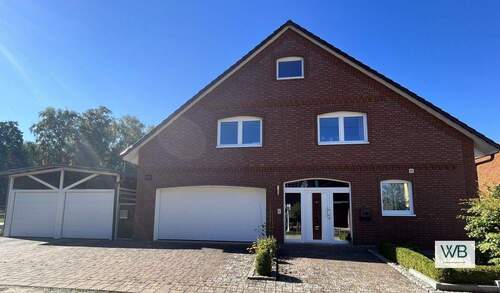 Hausansicht vorne - 8 Zimmer Mehrfamilienhaus, Wohnhaus in Sassenburg / Neudorf-Platendorf