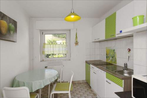 Küche mit Platz für einen kleinen Essbereich - 