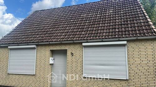 Fassade vorn - Vermietetes Einfamilienhaus mit großem Grundstück, Garagen und Entwicklungspotenzial in Uetersen