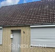 Vermietetes Einfamilienhaus mit großem Grundstück, Garagen und Entwicklungspotenzial in Uetersen