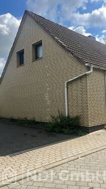 Seite link - 4 Zimmer Einfamilienhaus zum Kaufen in Uetersen