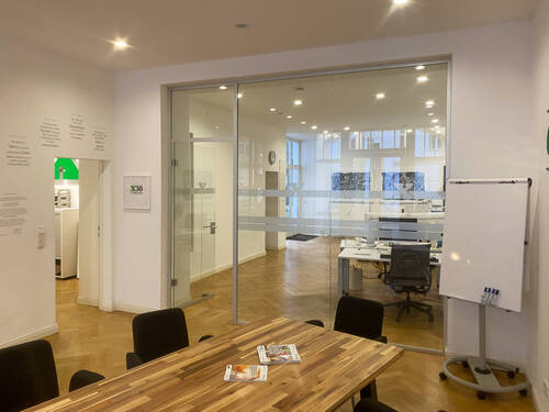 Eingangsbereich mit Blick in das hintere Zimmer - 5 Zimmer Büro in Berlin