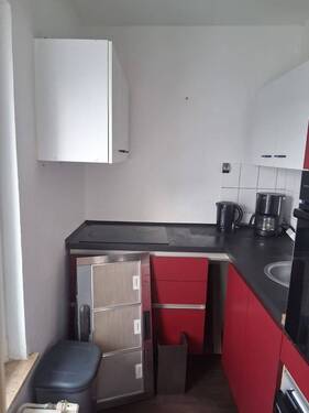 Küche mit EBK. - Preisgünstige 2-R-Wohnung ca.44 m² im DG in MD-Stadtfeld -Ost zu vermieten.