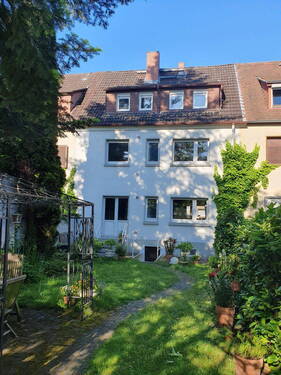 Haus- Gartenansicht - 6 Zimmer Mehrfamilienhaus, Wohnhaus zum Kaufen in Frankfurt (Main) - Griesheim