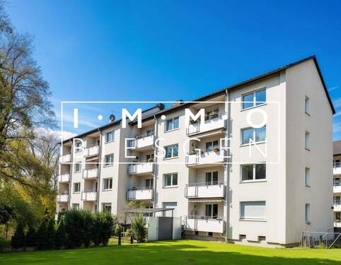 Ansicht Straße- (KI generiert) - Ideal für Selbstnutzer. 2 Zimmer, Loggia mit Aquariusblick, helles Fensterwannenbad und Stellplatz.