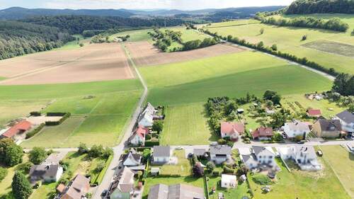 DJI_20250905150537_0003_D.JPG - An Feld und Wiesen! Baulücke mit über 3000m² teilbar mit top Aussicht, für 2 Häuser oder mehr…