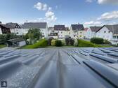 Blick von der Dachterrasse über Wohnhausanbau - 
