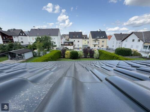 Blick von der Dachterrasse über Wohnhausanbau - 