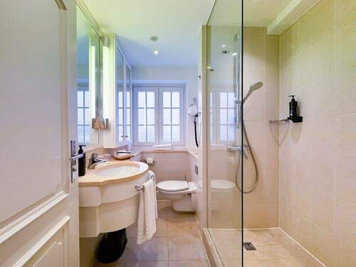 Großes, helles Bad mit Fenster - 