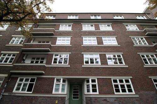 Hausansicht - 2 Zimmer Wohnung am Lattenkamp - mit Potenzial zur Neugestaltung über den Dächern von Winterhude