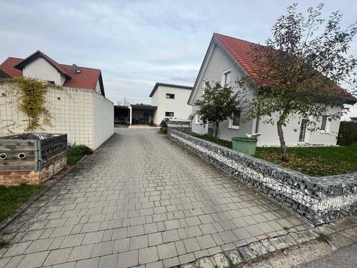 Stichstraße Zufahrt Haus - schönes Haus in Poppenricht - 417.000,00 EUR Kaufpreis, ca.  110,00 m² Wohnfläche