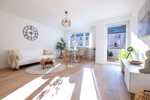 Wohnzimmer - Bild 1 - Erstbezug nach Sanierung - Helle 4-Zimmer-Wohnung mit Südbalkon in Königsbrunn