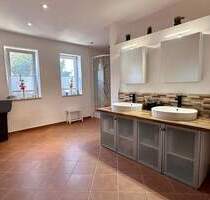 EHRLICHES RAUMWUNDER IN ISTHA: 200 m² EFH 7 ZKB Solider Standard mit Perspektive - Wolfhagen