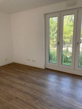 Heller Raum_Weiß gestrichen_Bodentiefe Fenster.jpg - 3 Zimmer Etagenwohnung in Mannheim