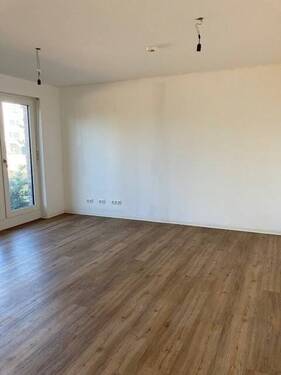 Weiß gestrichene Wände_Bodentiefe Fenster_Heller Raum.jpg - 