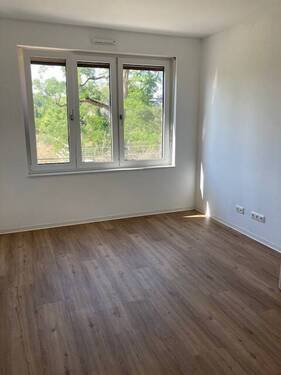 Weiterer Heller weißgestrichener Raum mit Fenstern.jpg - 