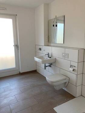 Gefliestes Badezimmer_Milchiges Bodentiefes Fenster.jpg - 