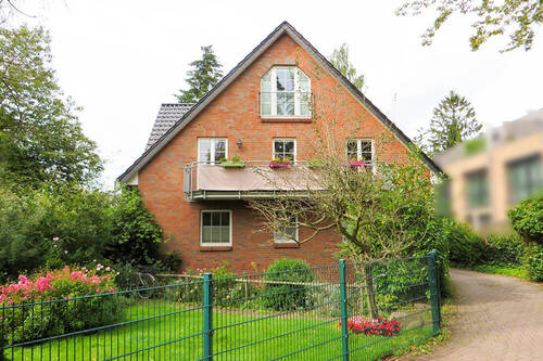 Hausansicht im Sommer - 2 Zimmer Etagenwohnung zur Miete in Hamburg