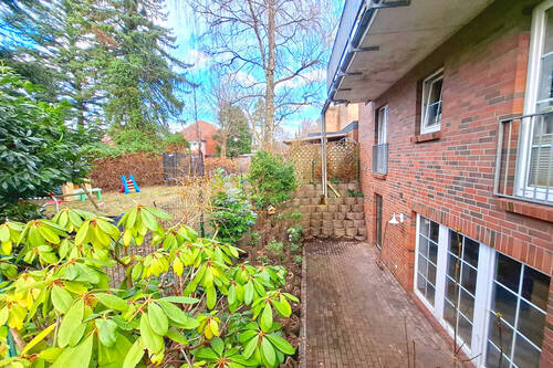 Hausansicht mit Terrasse - 