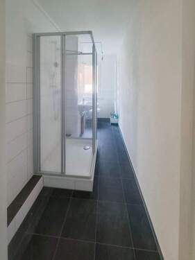 Duschbad mit Fenster - 2 Zimmer Etagenwohnung zur Miete in Chemnitz