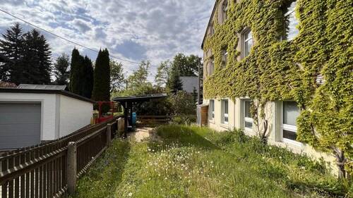 Haus Giebelseite mit kleiner Grünfläche - Großes Haus mit Saal und 2 Wohnungen, privat finanzierbar